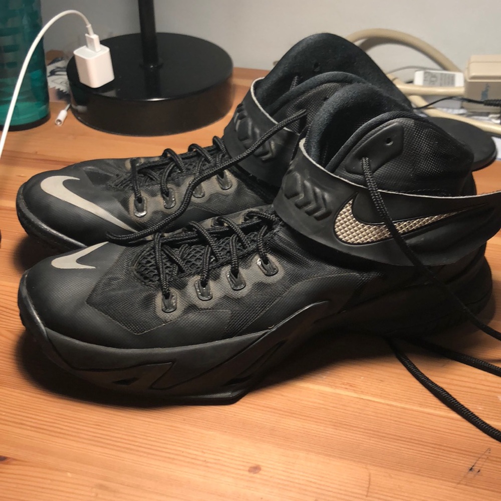 Lebron Zoom all black Good condition Size 9